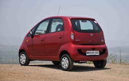 There is a new tailgate spoiler and the rear bumper also gets the 'infinity motif' grille. 